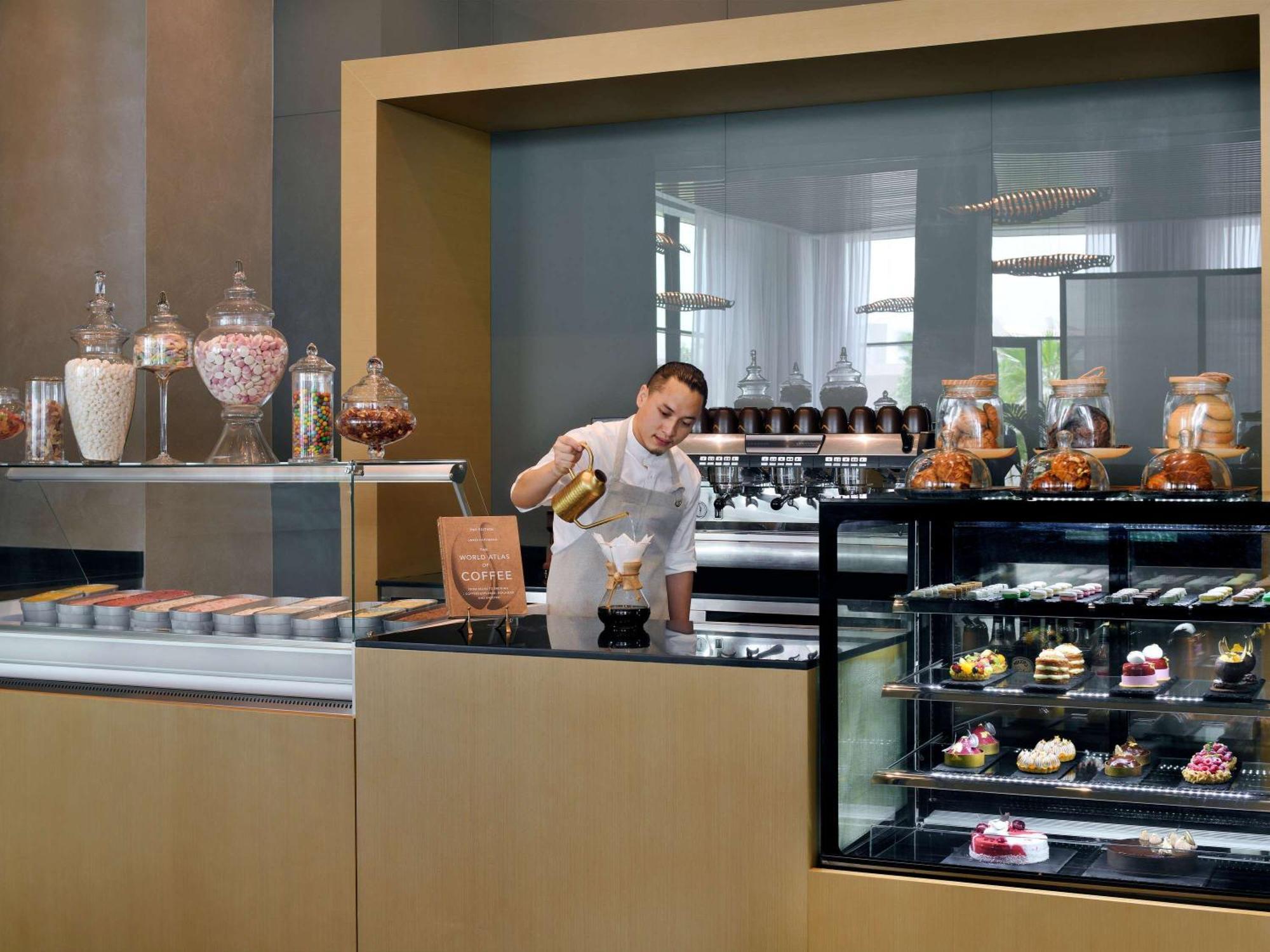 Moevenpick Resort Al Marjan Island Ras el Kaïmah Extérieur photo A pastry chef at work