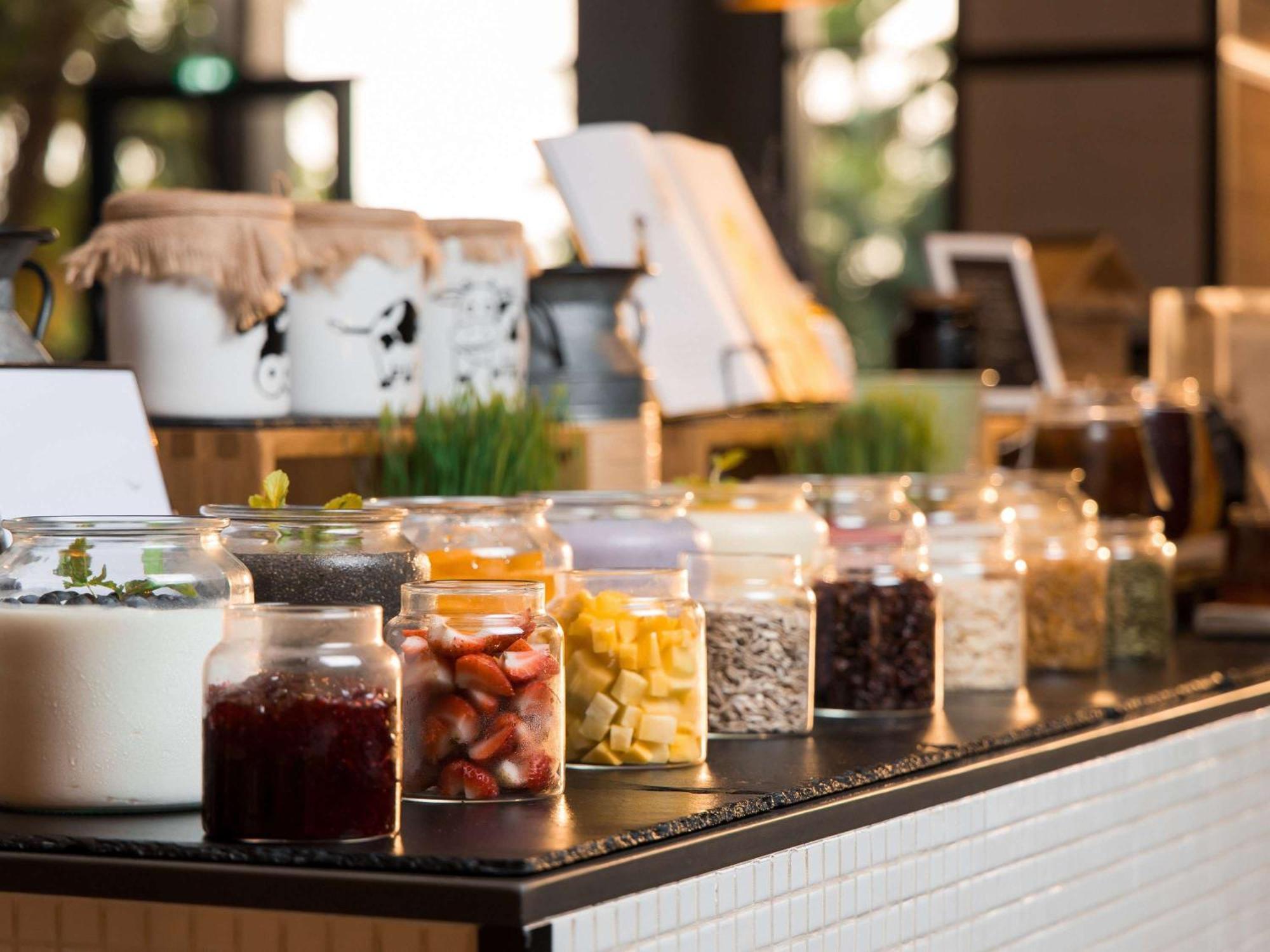 Moevenpick Resort Al Marjan Island Ras el Kaïmah Extérieur photo A selection of ingredients at a juice bar