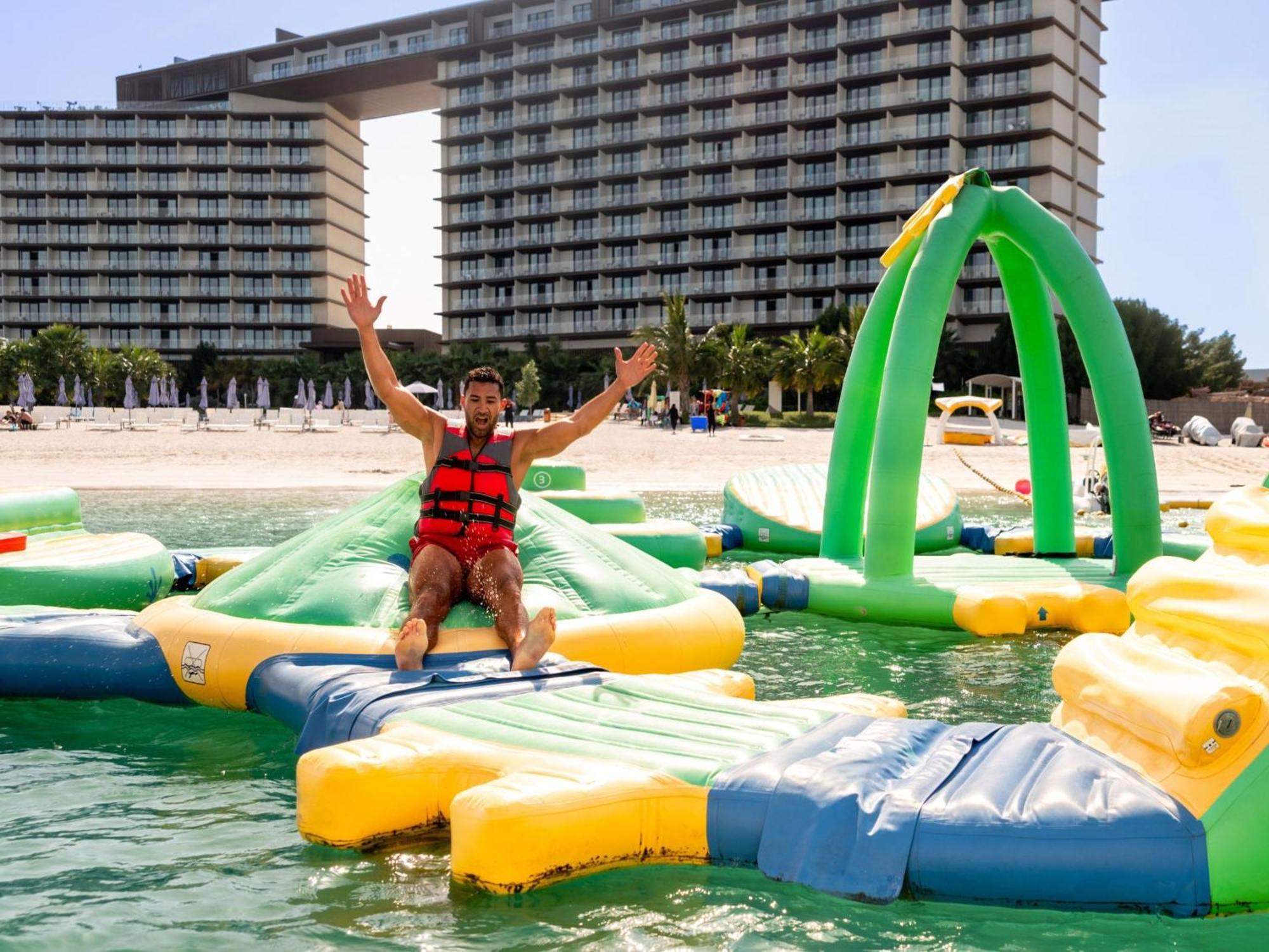 Moevenpick Resort Al Marjan Island Ras el Kaïmah Extérieur photo A man on a waterpark